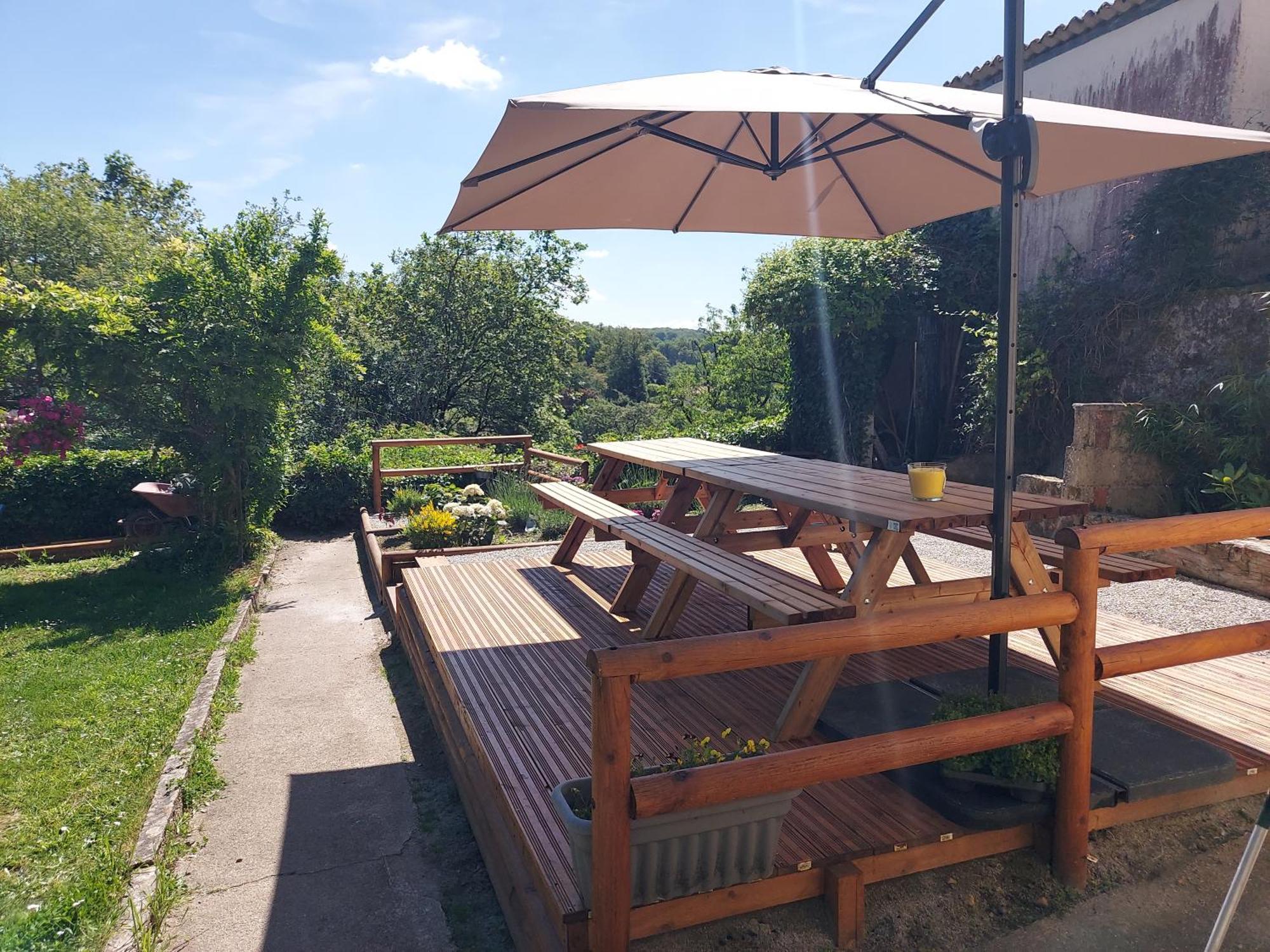 Charming Two Bedroom Gite With Beautiful Gardens Confolens Ngoại thất bức ảnh