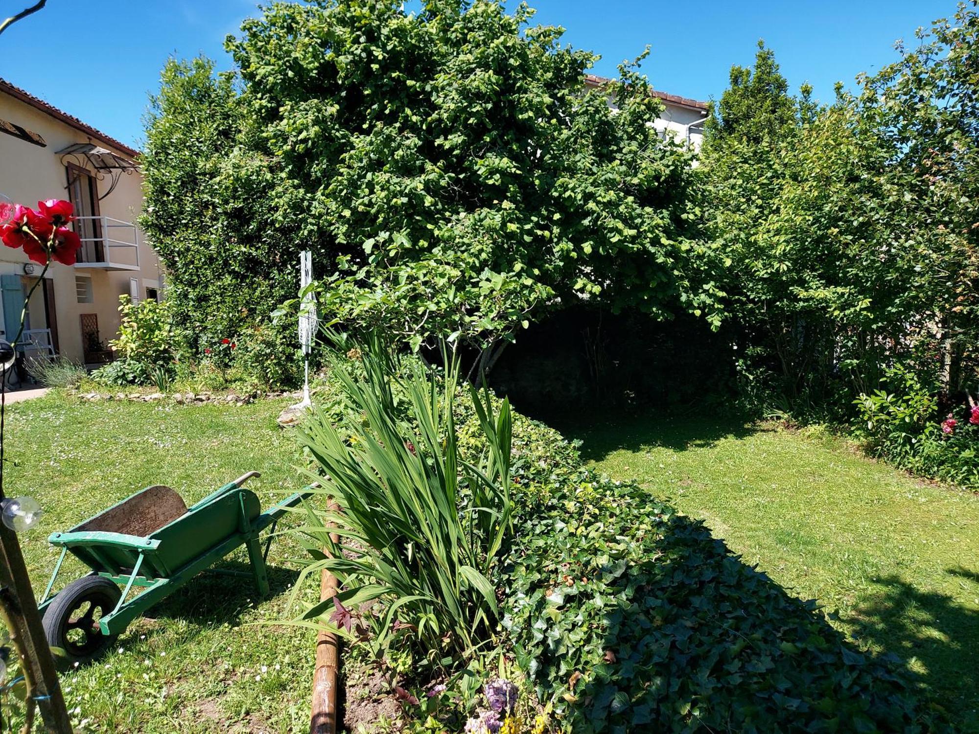 Charming Two Bedroom Gite With Beautiful Gardens Confolens Ngoại thất bức ảnh