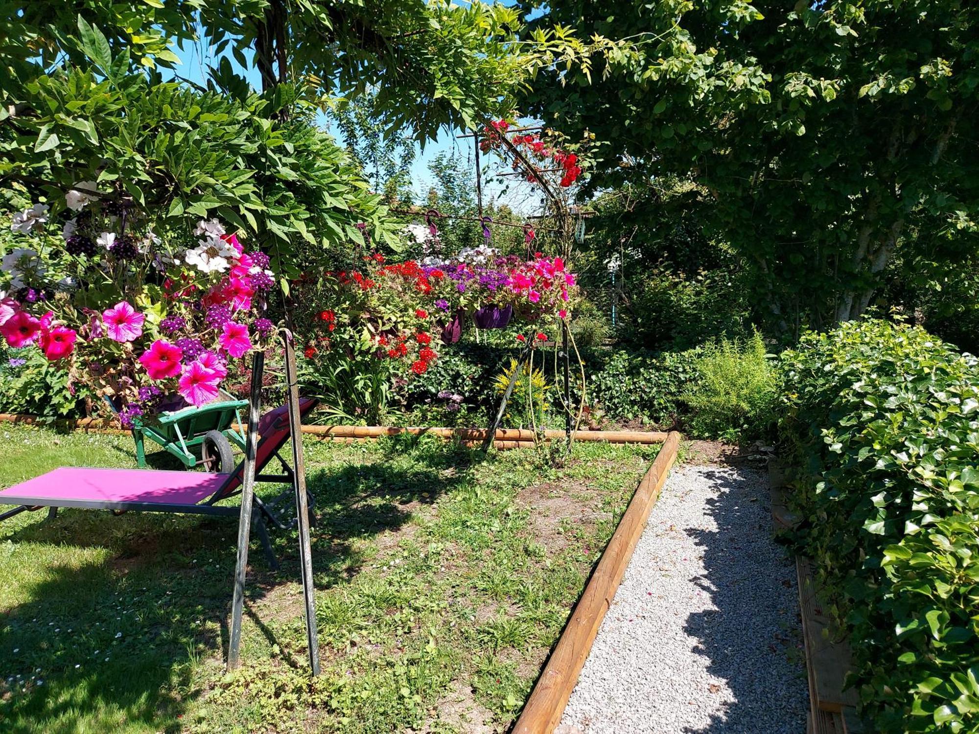 Charming Two Bedroom Gite With Beautiful Gardens Confolens Ngoại thất bức ảnh