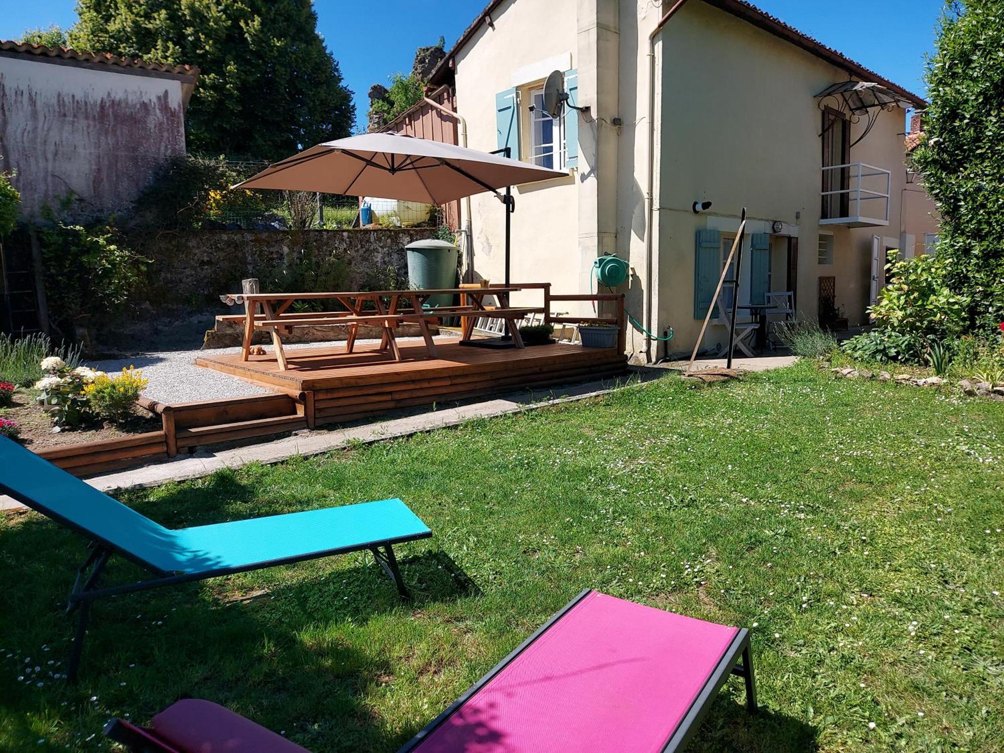 Charming Two Bedroom Gite With Beautiful Gardens Confolens Ngoại thất bức ảnh